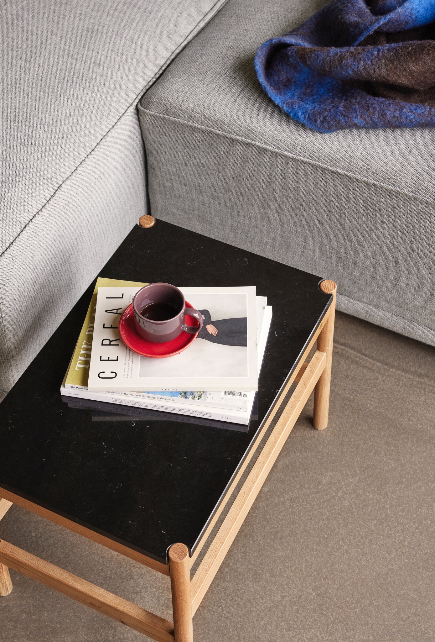 Raw Side Table Black/Natural