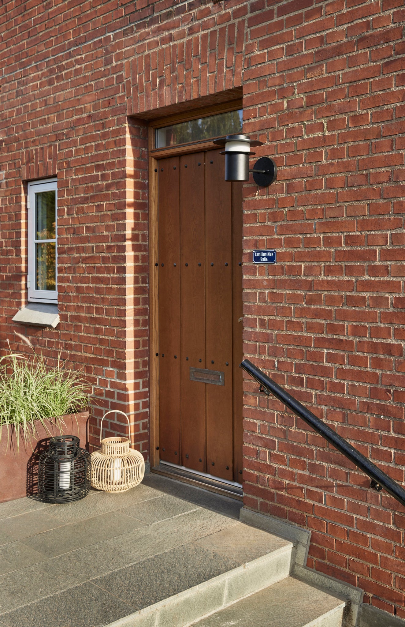 Suburb Wall Light Black