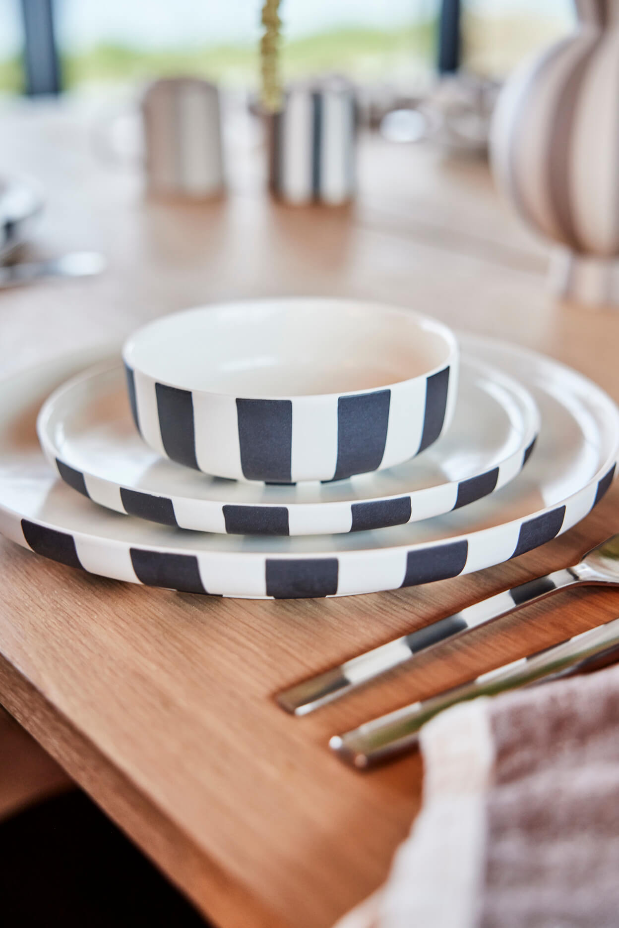 Toppu Dinner Plate - White/Black